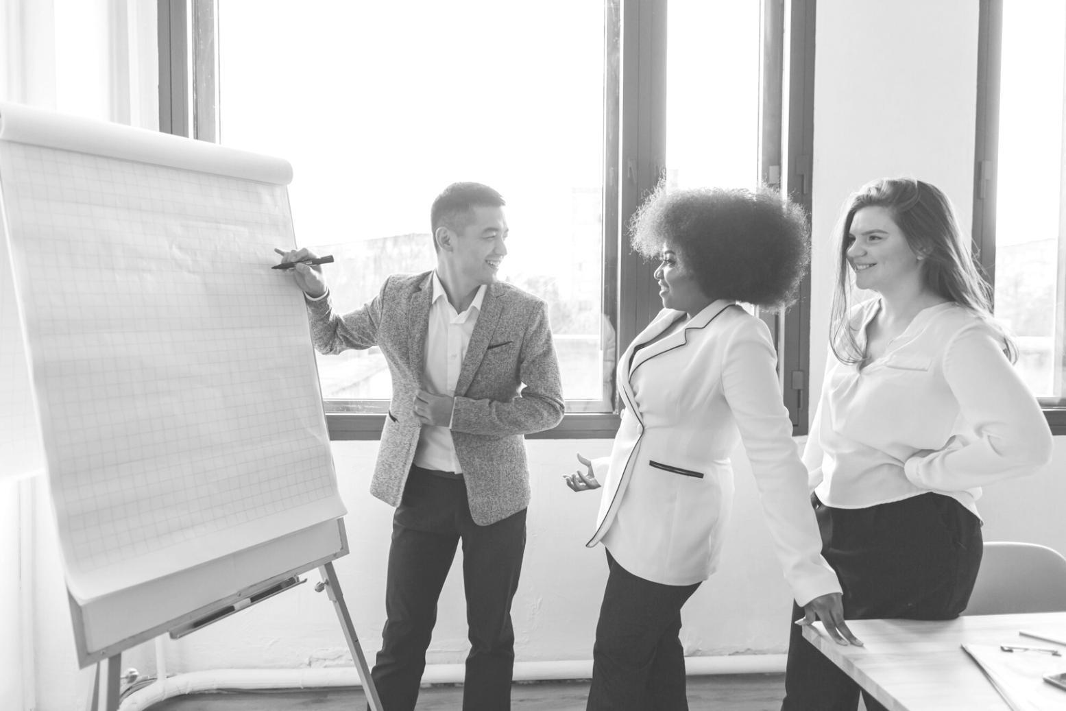 Studierende arbeiten gemeinsam an Finanzanalysen mit Laptops und Unterlagen